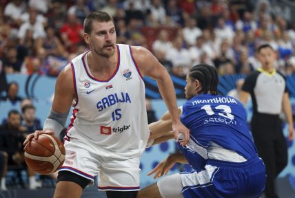 Nikola Jokić na utakmici Eurobasketa protiv Finske dok ga čuva Oliver Nkamhoua