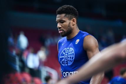 Janis Adetokumpo na Eurobasketu tokom zagrevanja za meč protiv Finske