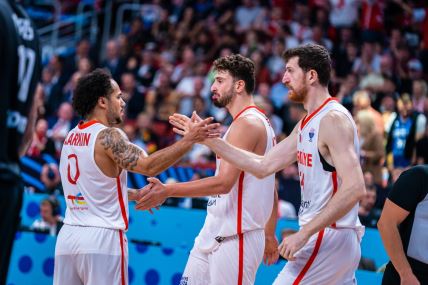 Šejn Larkin Alperen Šengun i Erdžan Osmani na Eurobasketu se pozdravljaju nakon izmene protiv Nemačke