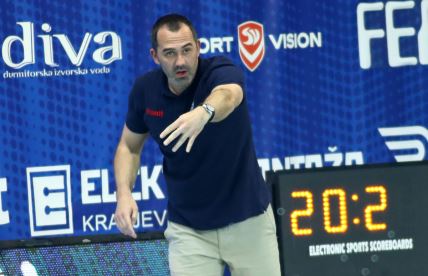 Živko Gocić kao trener Novog Beograda na utakmici protiv Crvene zvezde