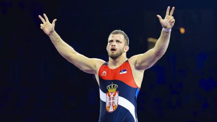 Aleksandar Komarov srpski rvač podigao tri prsta