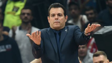 Dimitris Itudis maše rukama.