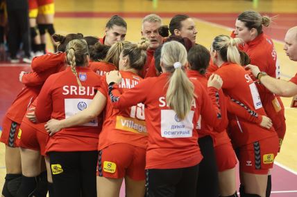 Rukometašice Srbije zagrljene.