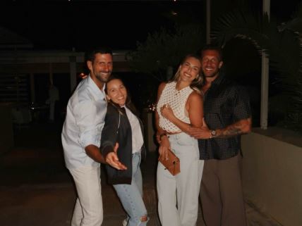 Novak Đoković sa suprugom Jelenom i Arina Sabalenka sa svojim izabranikom na večeri.