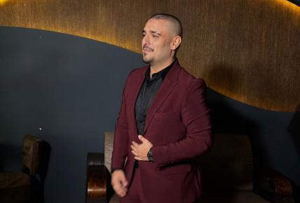  Isplivala fotografija Darka Lazića kako sedi na stanici i čeka autobus