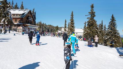 Skijaši na snežnoj stazi u Bugarskoj