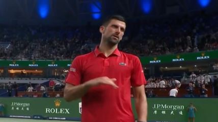 Novak Đoković odmahuje rukom.jpg