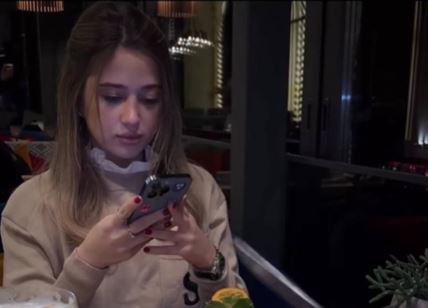 Devojka želela da fotografiše tortu, reakcija drugarice podelila internet