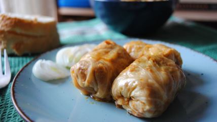 Tri sarme i luk na plavom tanjiru