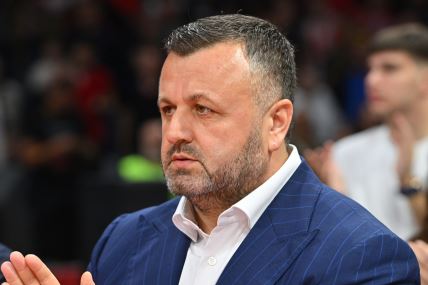 Željko Drčelić u plavom odelu.