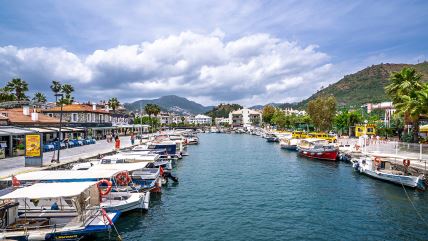 Pogled na obalnu ulicu grada Marmarisa u Turskoj