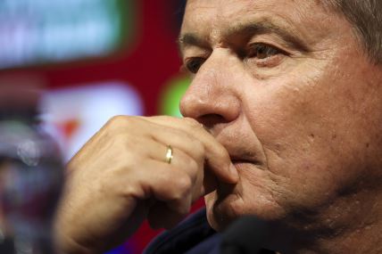 Dragan Stojković Piksi drži ruke na ustima, vidi se burma.