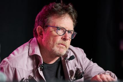 Majkl Džej Foks u košulji i sa naočarima za vid