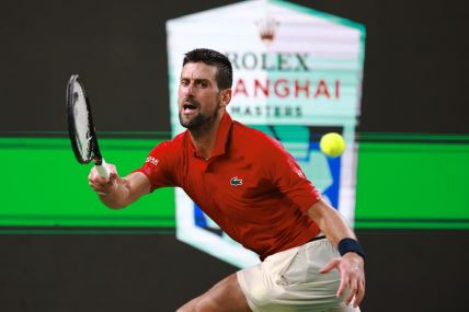 Novak Đoković udara lopticu tokom meča u Šangaju
