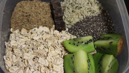 Ovsene pahuljice sa kivijem, čijom, lanom, konopljinim semenom i tamnom čokoladom