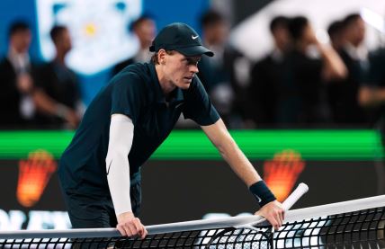 Janik Siner na turniru u Šangaju stoji na mreži dok čeka rivala