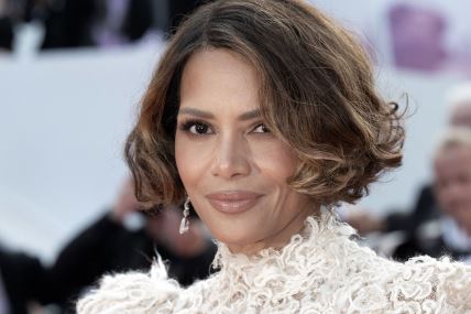 Hale Beri sa kratkom uvijenom kosom