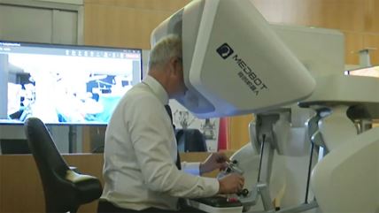 Dr Aleks Motri upravlja robotskom konzolom