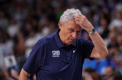 Svetislav Pešić na utakmici Srbije protiv Litvanije se drži za glavu