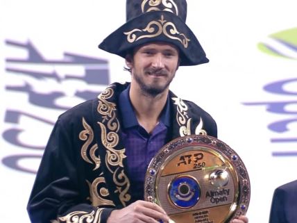 Danil Medvedev sa trofejem u Kazahstanu.
