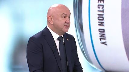 Nenad Popović u studiju sa plavom pozadinom