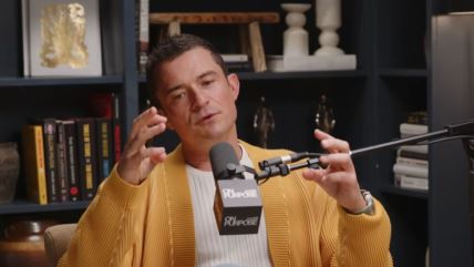 Orlando Blum u žutom džemperu iza mikrofona