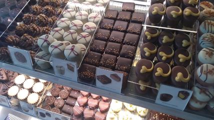 Kolači u izlogu poslastičarnice