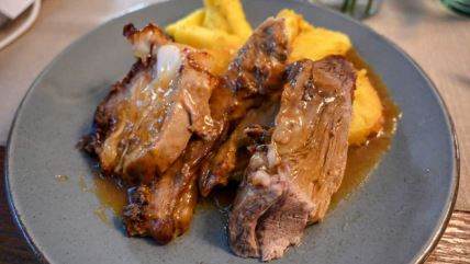 Teletina iz rerne na tanjiru