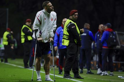 Marko Arnautović na štakama.