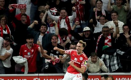 Fudbaler i navijači Majnca slave gol.