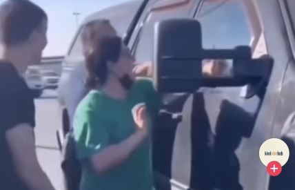 Vlasnici pokušavaju da otključaju auto sa psom