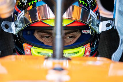 Oskar Pijastri krupan kadar dok sedi u bolidu s kacigom.