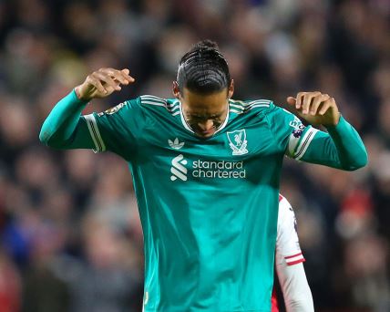 Virdžil van Dajk besan u dresu Liverpula nakon poraza.