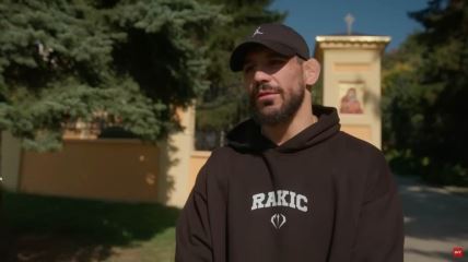 Aleksandar Rakić pred crkvom.