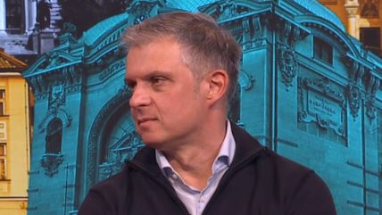 Dr Saša Hinić u studiju sa plavom pozadinom