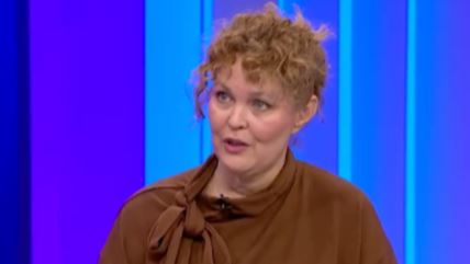 Biljana Grbović u studiju sa plavom pozadinom