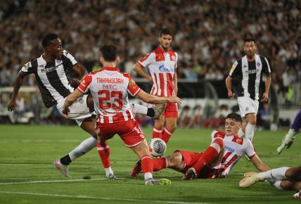 Detalj sa meča Partizan - Crvena zvezda, loptu šutira Sek, a Leković pokušava da ga izblokira.