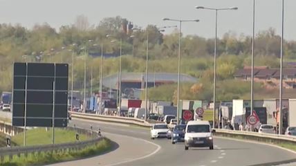 sudar dva kamiona u Železniku, iz jednog curi gas