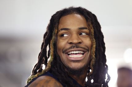 Dža Morant se smeje.