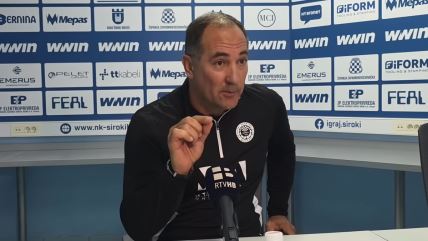 Igor Štimac se raspravlja s novinarom.