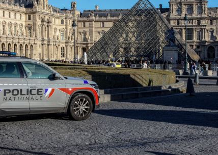 policija ispred Luvra