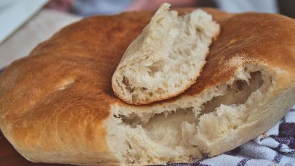 Jedna vekna tradicionalnog srpskog domaćeg hleba, sveža lepinja, somun, pogača