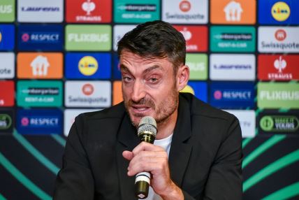 Albert Rijera na konferenciji za medije drži mikrofon.