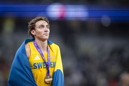 Armand Mondo Duplantis proslavlja medalju na Svetskom prvenstvu