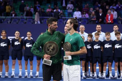 Novak Đoković i Lorenco Muzeti razgovaraju nakon dodele pehara u Atini