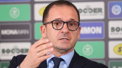 Predrag Mijatović pokazuje rukom.