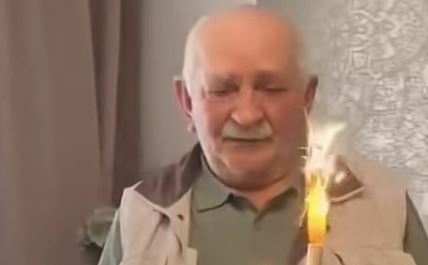 Deka prvi put dobio rođendansku tortu sa svećicama