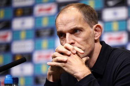 Tomas Tuhel na konferenciji za medije s rukama na licu.