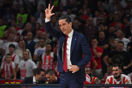 Janis Sferopulos pokazuje tri prsta.