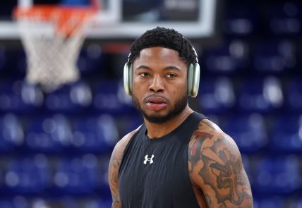 Tajrik Džouns sa slušalicama na glavi.